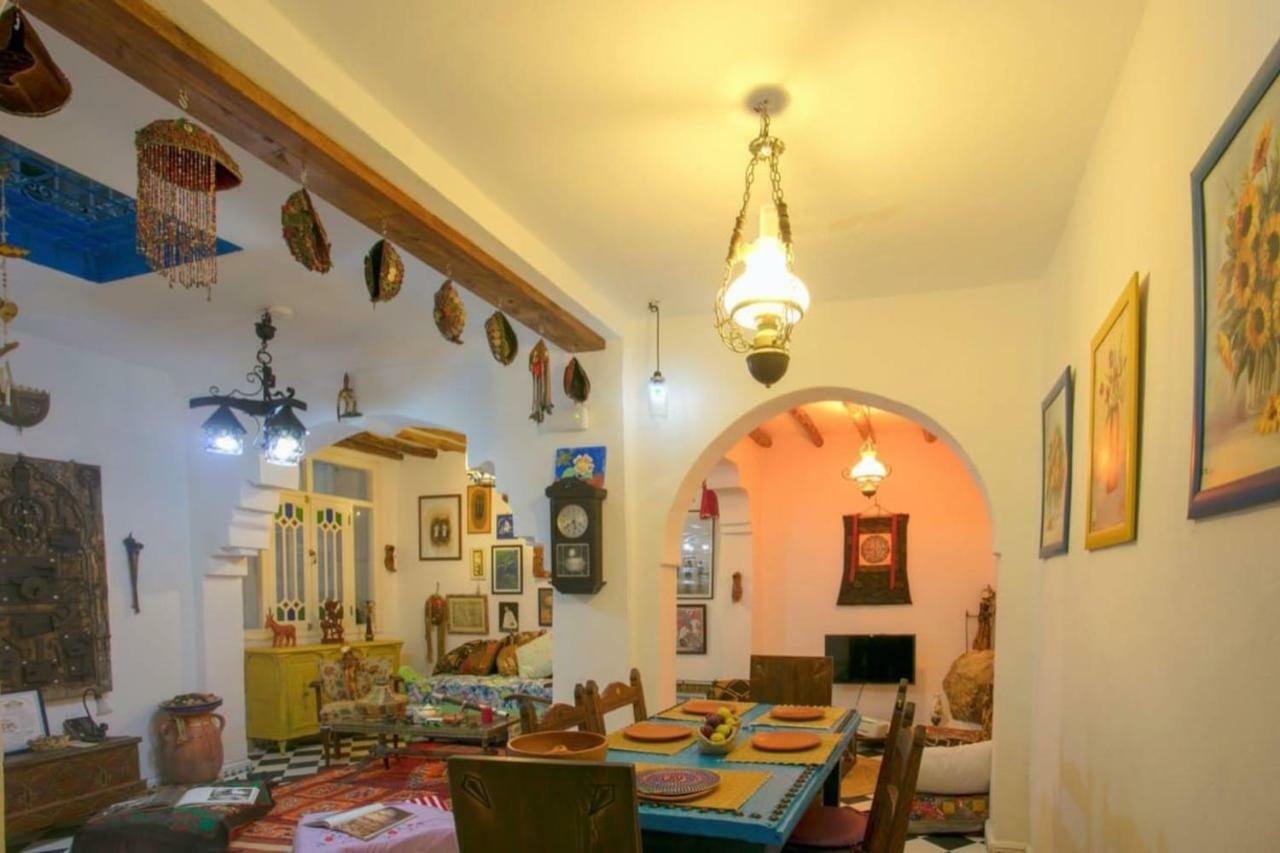 Afra House Pensión *